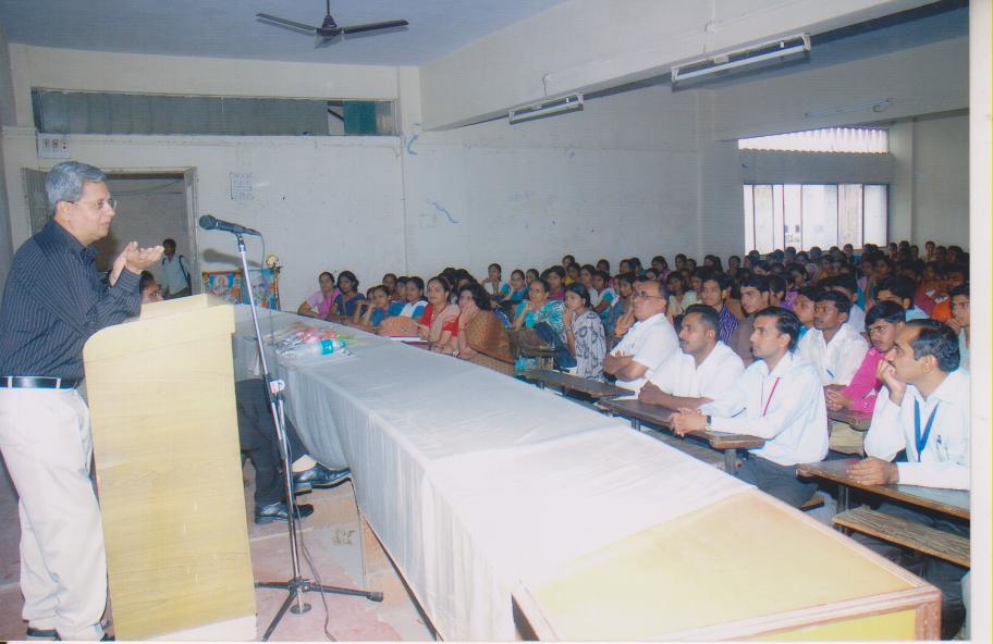 Dr. Raja Dixit addressing on the occasion of Itihas Mandal Inauguration function.